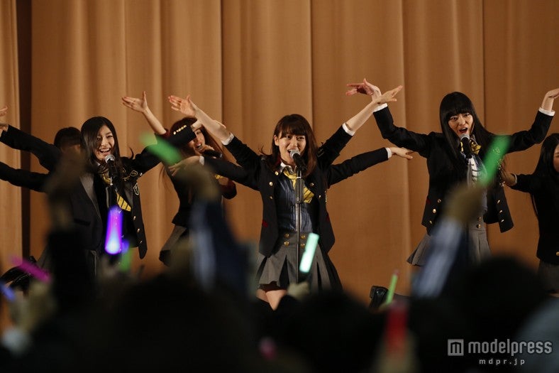 宮城県石巻市・石巻市総合体育館を訪問したAKB48メンバー（C）AKS