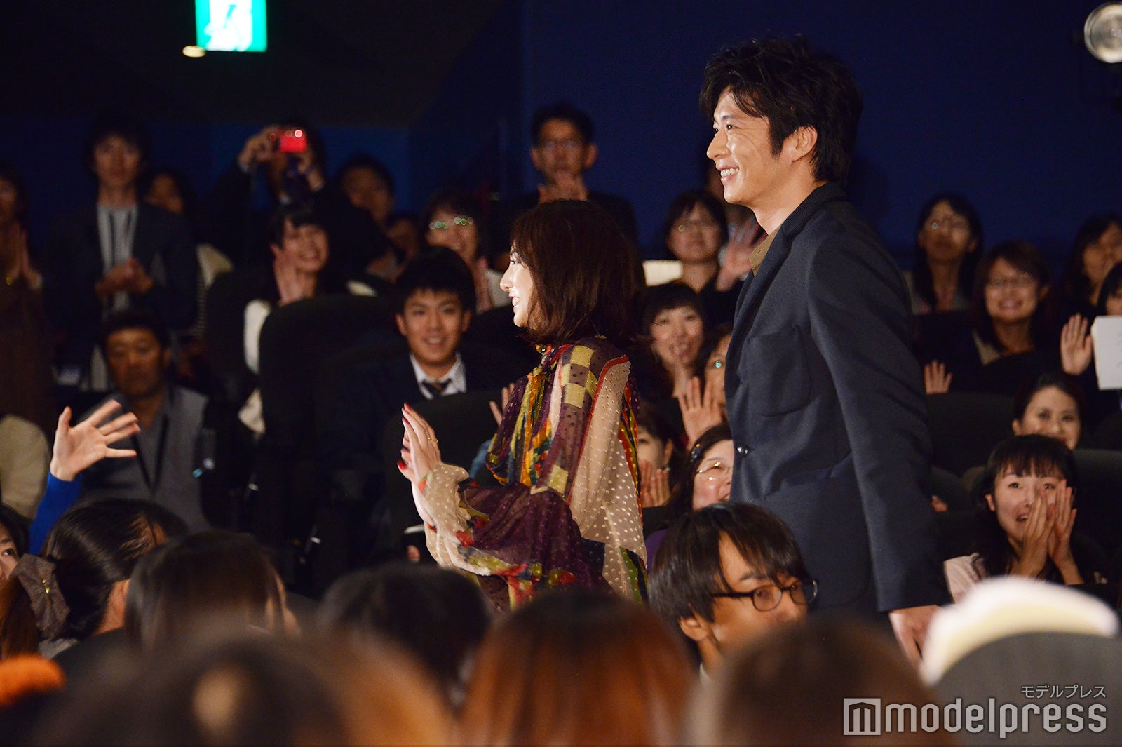 客席扉から登場した北川景子＆田中圭（C）モデルプレス
