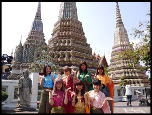 Berryz工房、「アジアンビューティー」な衣装姿でタイ世界遺産へ