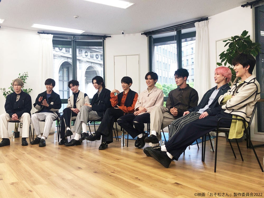 Snow Man、ビジュアルコメンタリー収録時の写真公開「おそ松さん」裏話で盛り上がる