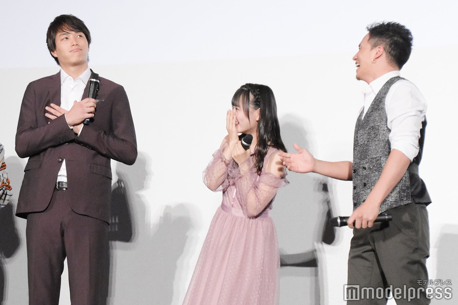 （左から）鈴木伸之、齊藤なぎさ、市原隼人（C）モデルプレス