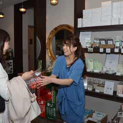 ファンと交流するSHIORI