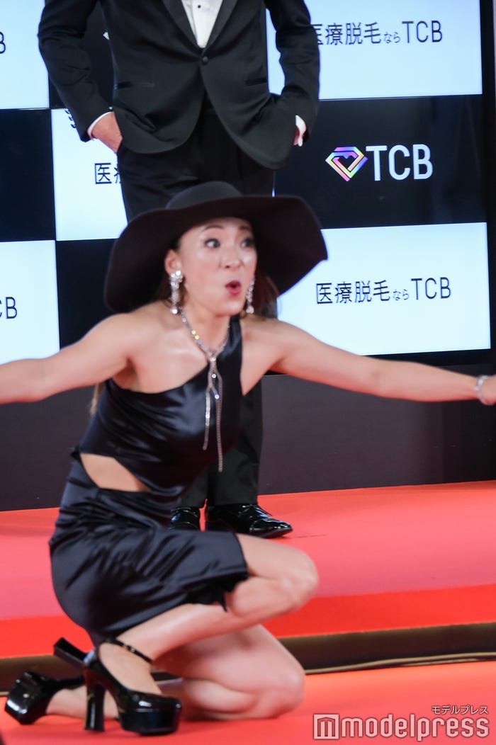 段差にコケるフワちゃん (C)モデルプレス