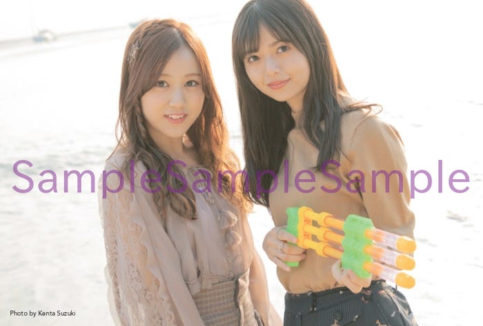 TSUTAYA:齋藤飛鳥&星野みなみinスペインの絵柄のポストカード(1種1枚)/撮影:鈴木健太