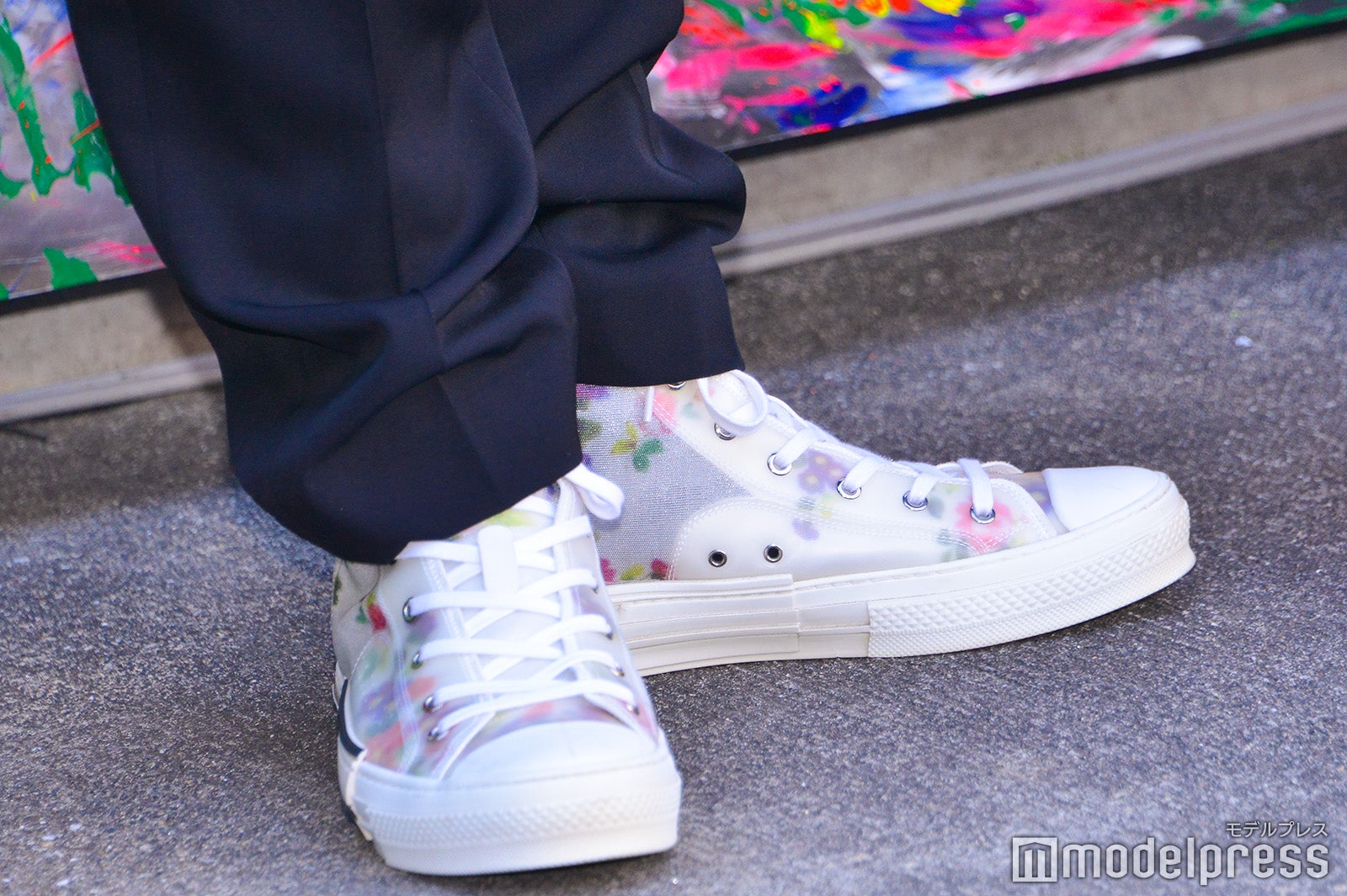 香取慎吾の足元（C）モデルプレス