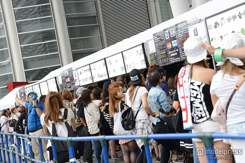 グッズを買い求めるファンが殺到