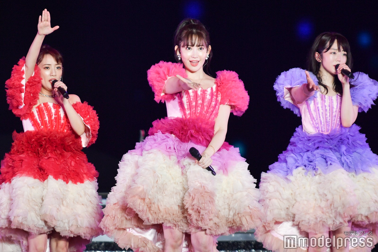 高橋みなみ、小嶋陽菜、峯岸みなみ「峯岸みなみ卒業コンサート～桜の咲かない春はない～」（C）モデルプレス