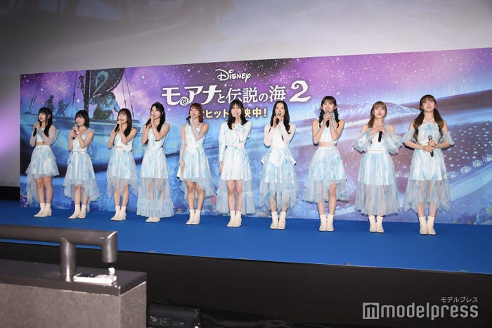 ME:I(左から)RINON(村上璃杏)、SHIZUKU(飯田栞月)、KEIKO(清水恵子)、KOKONA(佐々木心菜)、RAN(石井蘭)、MOMONA(笠原桃奈)、MIU(櫻井美羽)、COCORO(加藤心)、AYANE(高見文寧)、SUZU(山本すず)※TSUZUMI(海老原鼓)欠席(C)モデルプレス