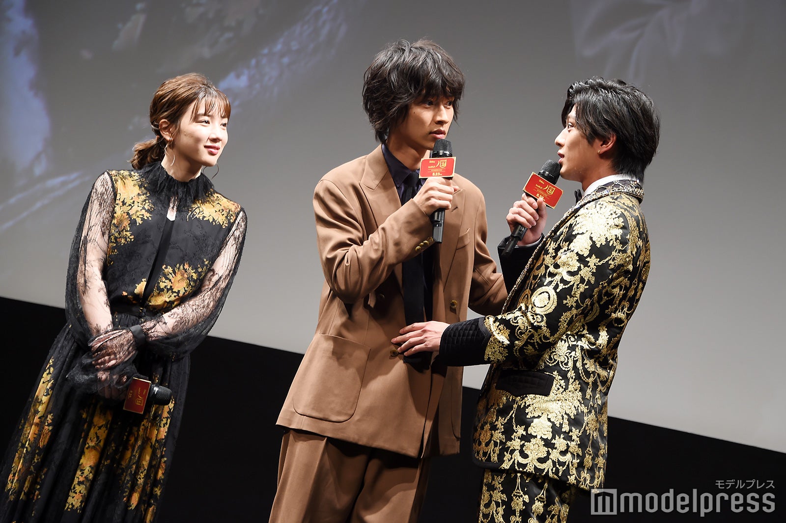 名前を間違えられ「入れ替わってる？」とボケる山崎賢人＆新田真剣佑 （C）モデルプレス