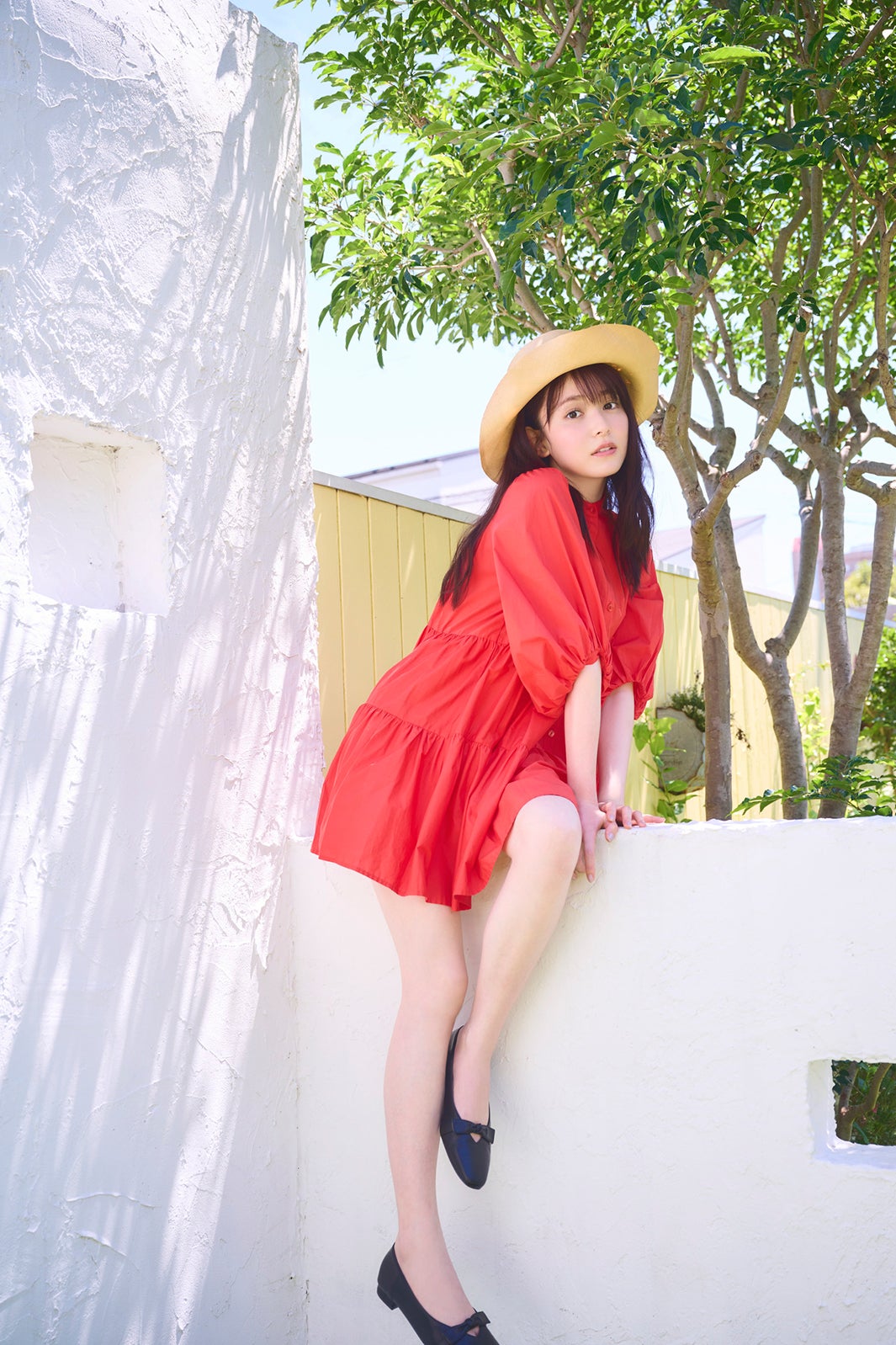 久間田琳加、美脚披露 カレンダー表紙カット公開