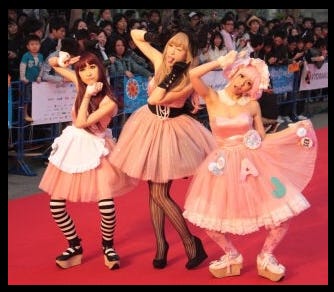 「あやまんJAPAN」初期メンバー/(左から)ルーキタエ、あやまん監督、ファンタジスタさくらだ/オフィシャルブログ(Ameba)より