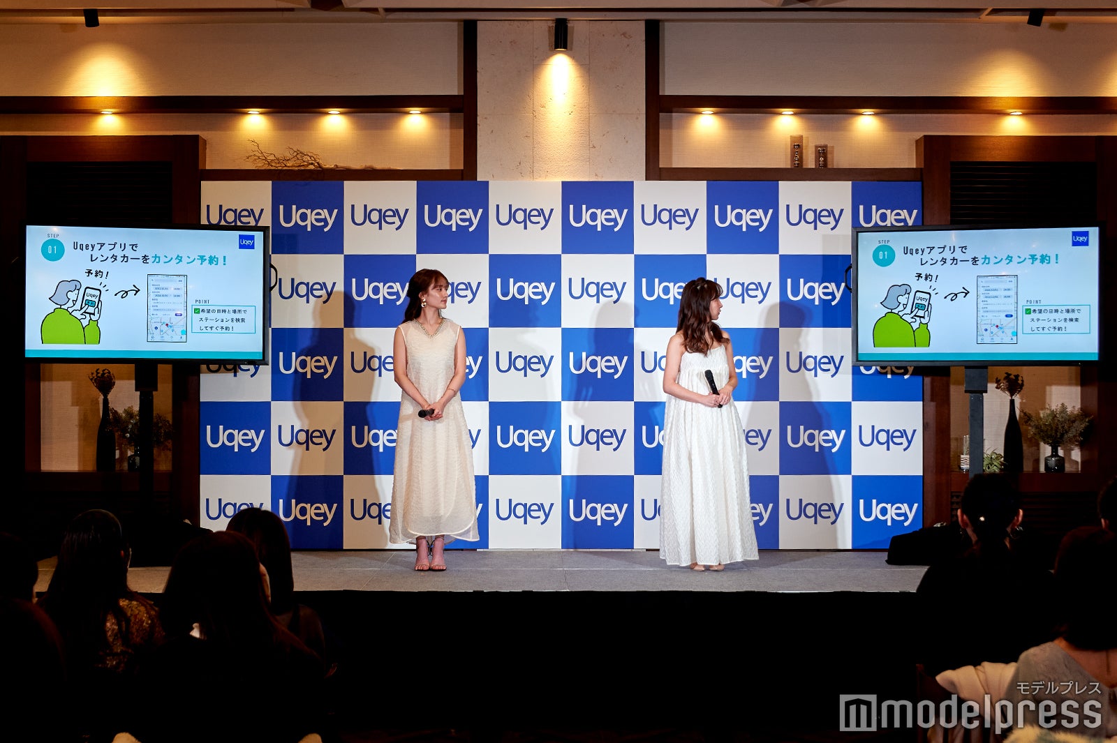 （左から）谷まりあ、板野友美（C）モデルプレス