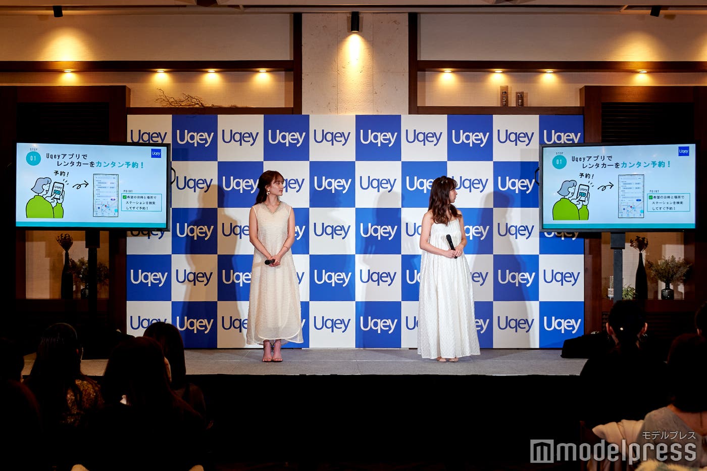 (左から)谷まりあ、板野友美(C)モデルプレス
