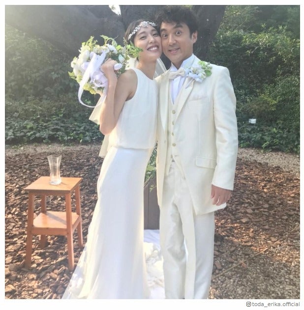 戸田恵梨香、ムロツヨシにキスを“素”でおねだり？ウェディングショットが「可愛いの極み」「お似合いすぎる」と反響