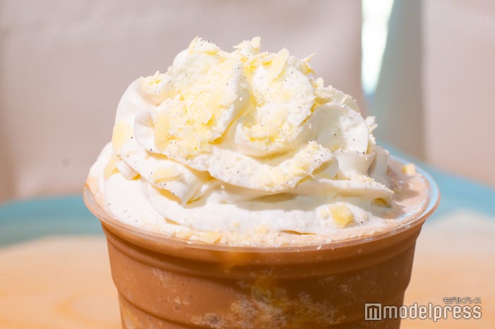 雪舞う美しい冬の情景をイメージしたトッピング/「アール グレイ ハニー ホイップ フラペチーノ」(C)モデルプレス