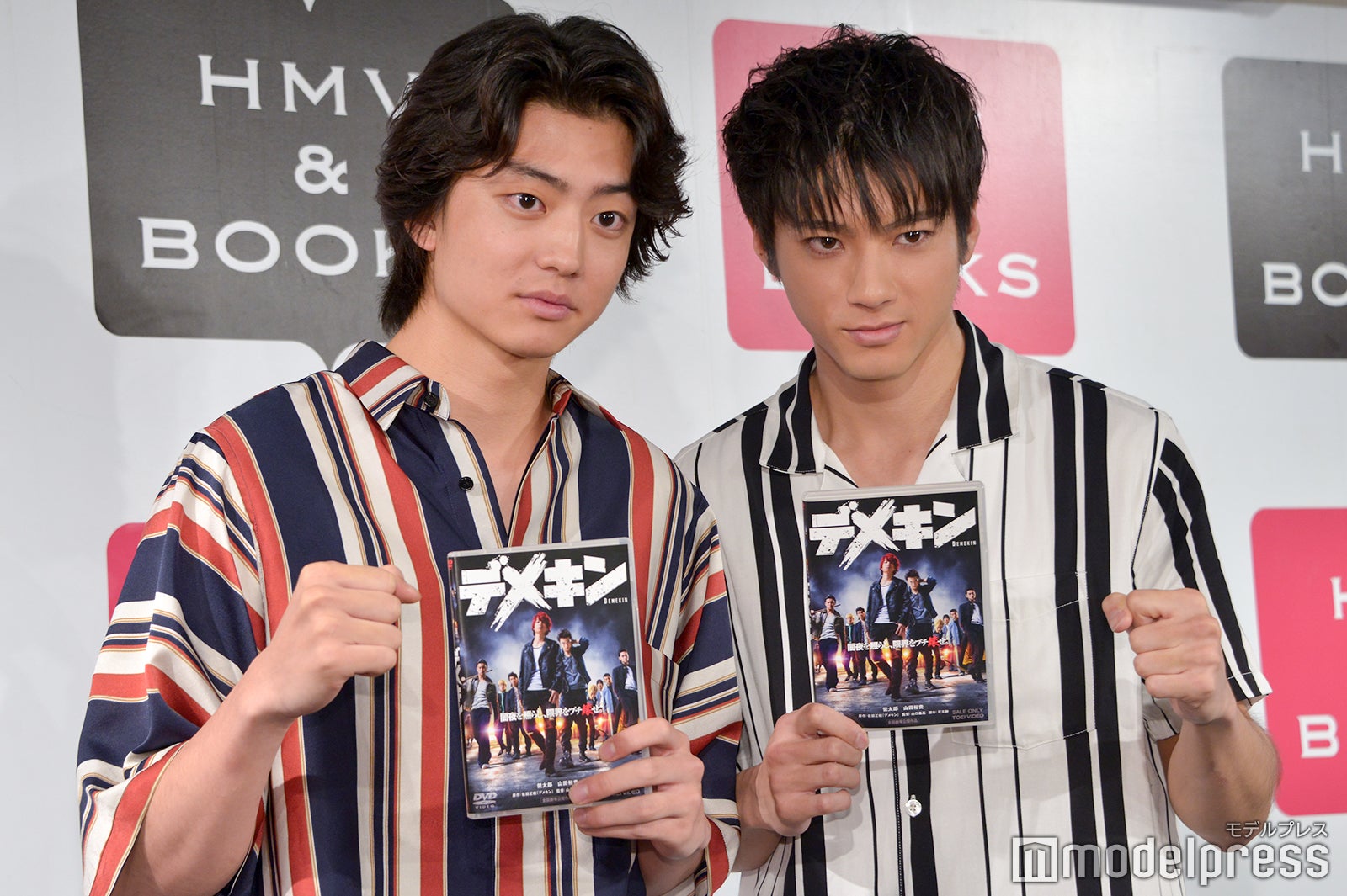 にらみつけるバージョン （C）モデルプレス