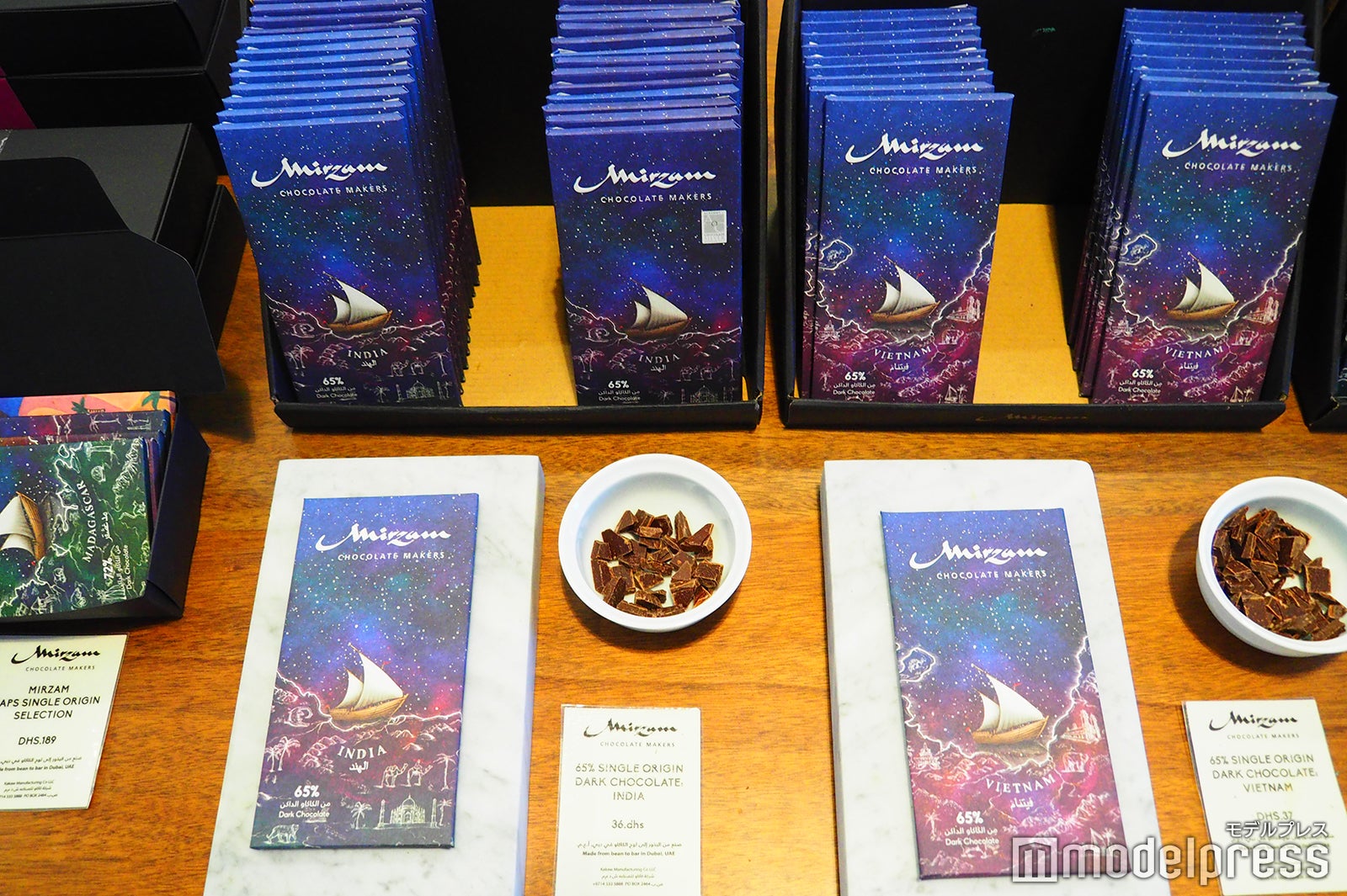 チョコレートにはそれぞれ試食品が置いてあるので、味見しながら好みのフレーバーを探せる（C）モデルプレス