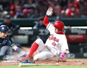 「神采配すぎる」「池山凄すぎだろ」 イケヤマジックにSNS賛辞 左翼に回った直後の赤羽が本塁好返球で生還阻止 ヤクルトが2戦連続完封勝利