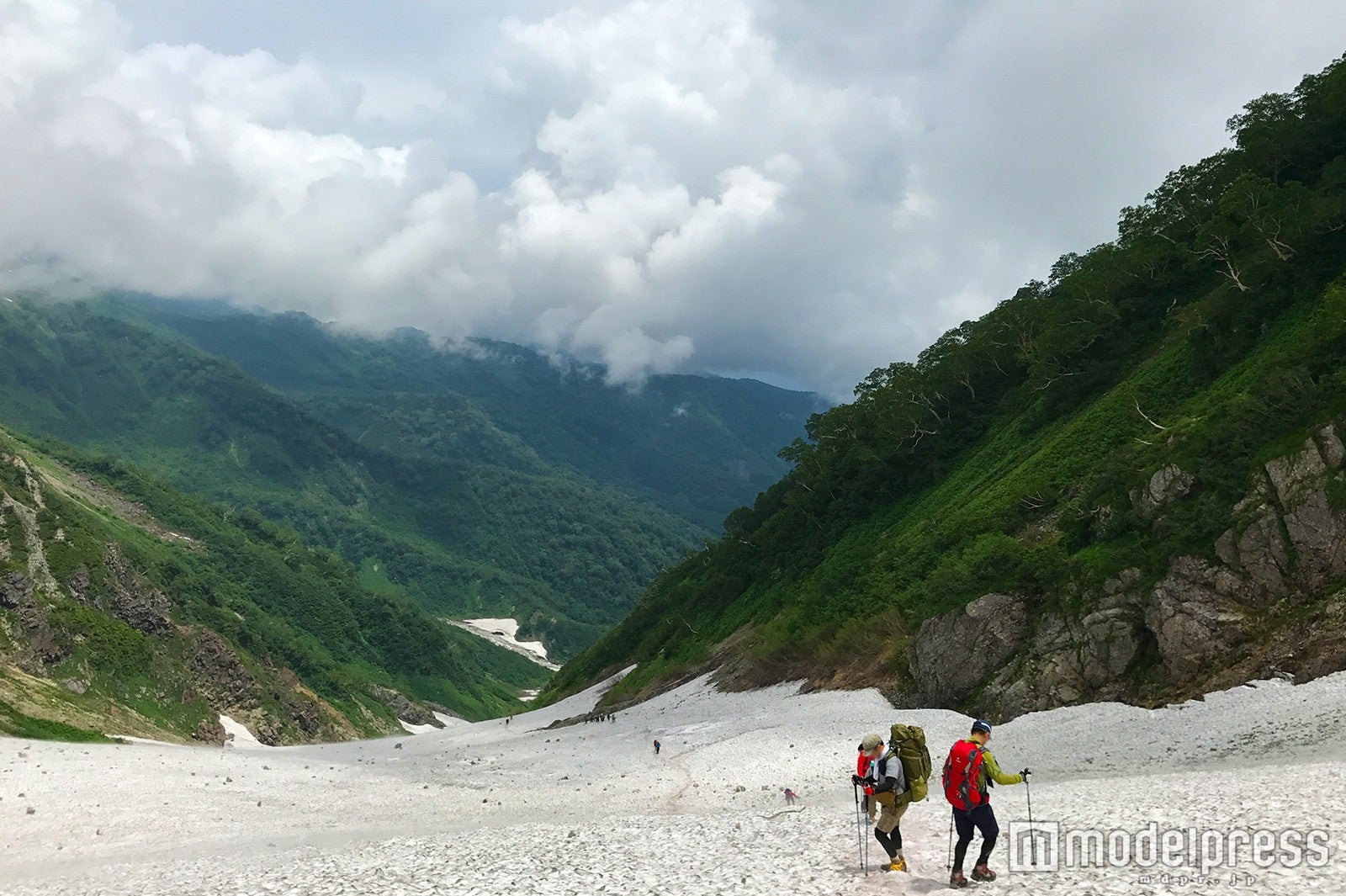 振り返ると眼下に登ってきた山々が見える（C）モデルプレス