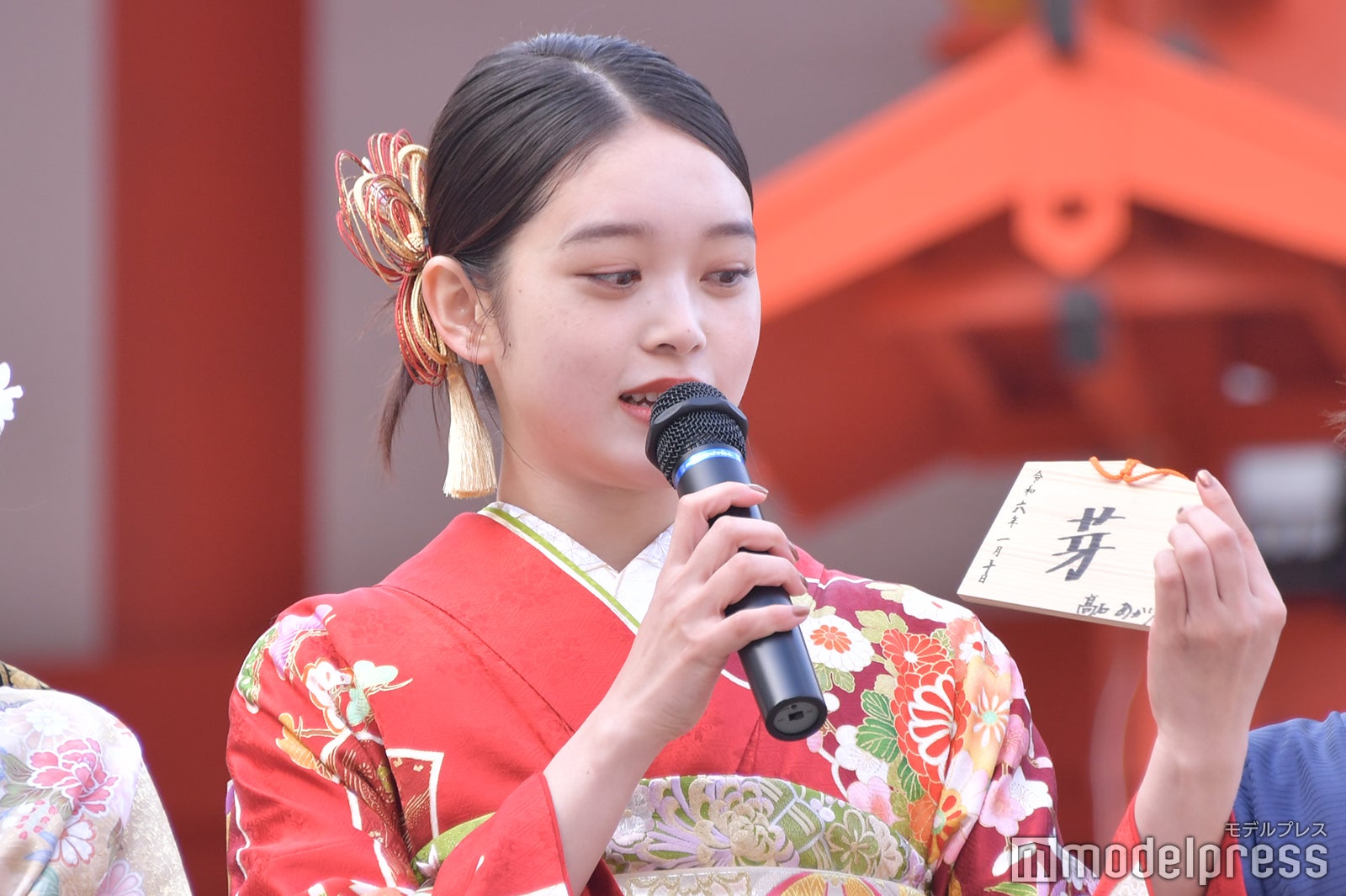 直筆絵馬を紹介する高石あかり（C）モデルプレス