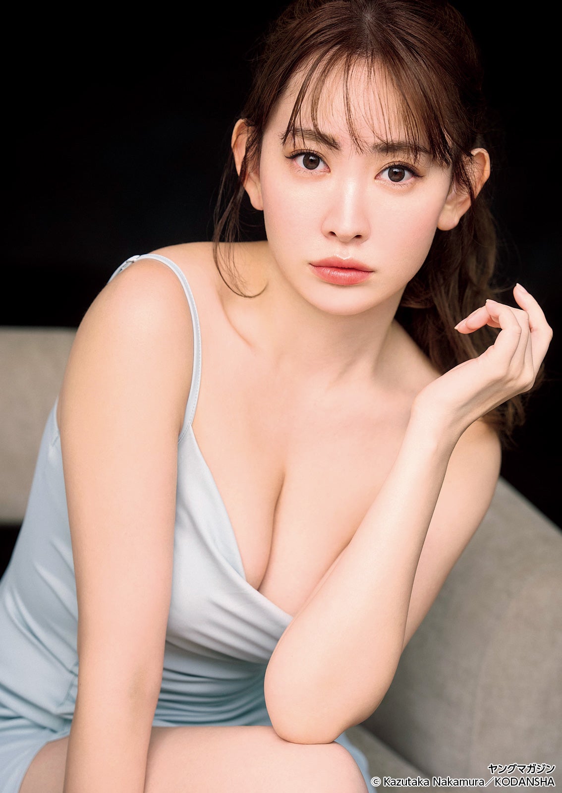 小嶋陽菜「ヤンマガ」表紙降臨 ふんわり美バスト披露