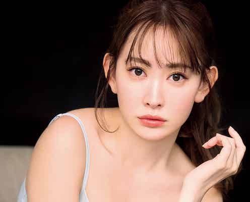 小嶋陽菜「ヤンマガ」表紙降臨 ふんわり美バスト披露