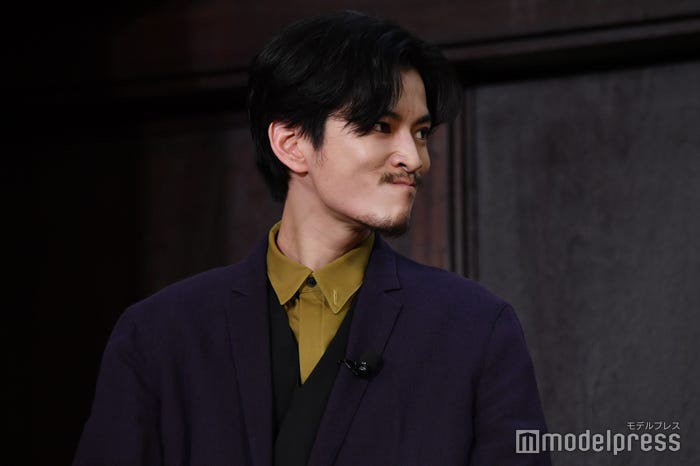 大西流星の異能の検証を行うため、面白い口元を披露した渡邊圭祐(C)モデルプレス