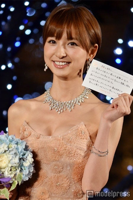 AKB48篠田麻里子、華やかドレスで”雪の女王”に　六本木ヒルズイルミネーション点灯式