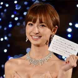 1年後の自分へ向けたクリスマスカードを手に微笑む篠田麻里子