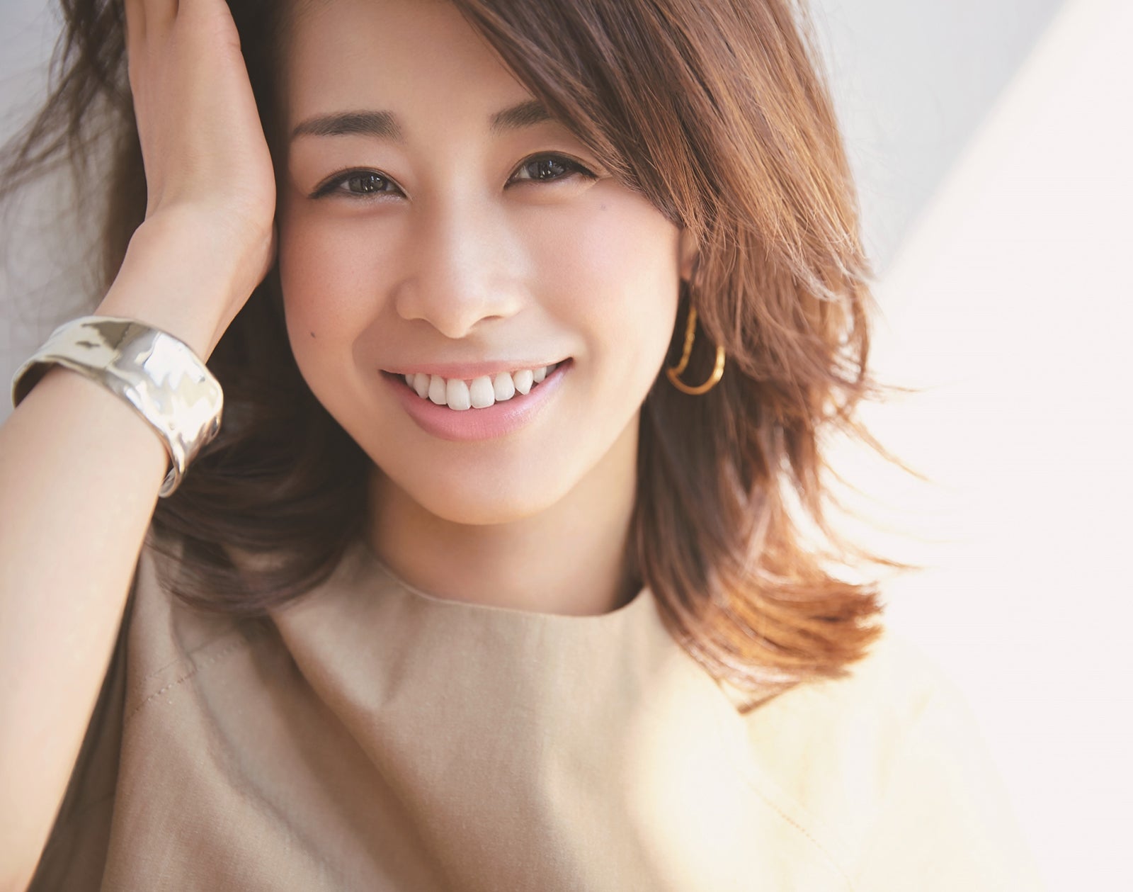 「BAILA（バイラ）」7月号に登場する加藤綾子（撮影／吉田 崇＜まきうらオフィス＞）