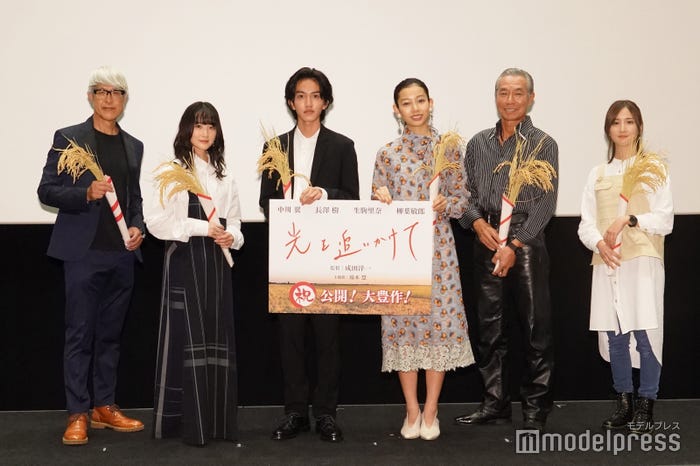 (左から)成田洋一監督、生駒里奈、中川翼、長澤樹、柳葉敏郎、湯木慧(C)モデルプレス