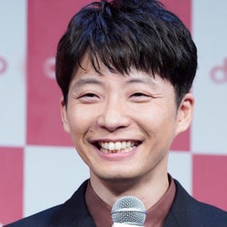 星野源、「着飾る恋には理由があって」主題歌『不思議』を聴く姿を公開 ファン「ギュンでした!」「最高!」