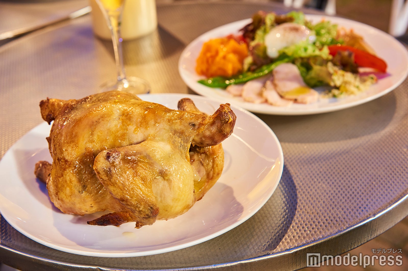 一羽丸鶏ローストチキン1羽2,400円、季節野菜のワンプレート（ホテル特製パン付）1,500円（税込）（C）モデルプレス