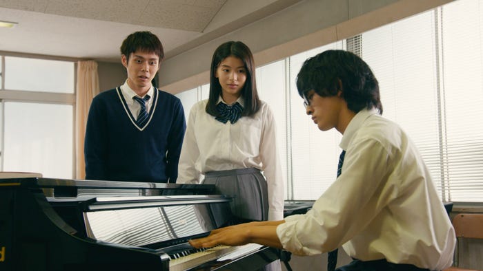 (左から)細田佳央太、出口夏希、桑山隆太(C)日本テレビ