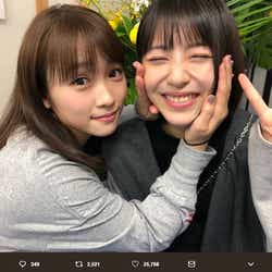 モデルプレス - 浜辺美波、川栄李奈に“ムギュッ”とされる 再会2ショットが可愛すぎ