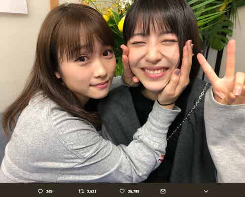 浜辺美波、川栄李奈に“ムギュッ”とされる 再会2ショットが可愛すぎ