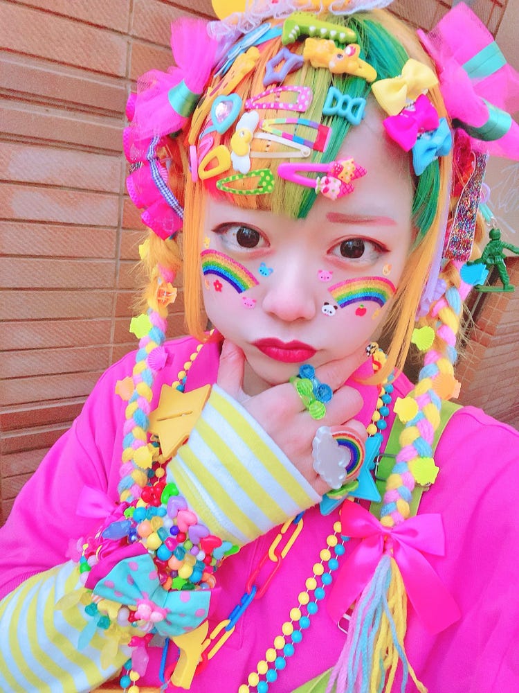 ド派手な デコラ で話題沸騰 原宿が誇るファッショニスタ はるきゅって 注目の人物 モデルプレス ド派手な デコラ で話題沸騰 原宿が誇るファッショニスタ はるきゅって 注目の人物 モデルプレス