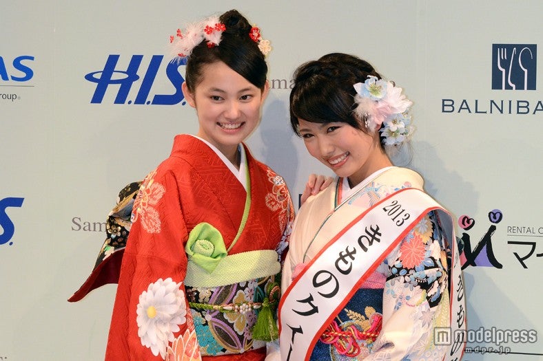 「きものクイーンコンテスト2013」グランプリに輝いた臼井千晶さん（右）スペシャルサポーターをつとめた吉本実憂（左）