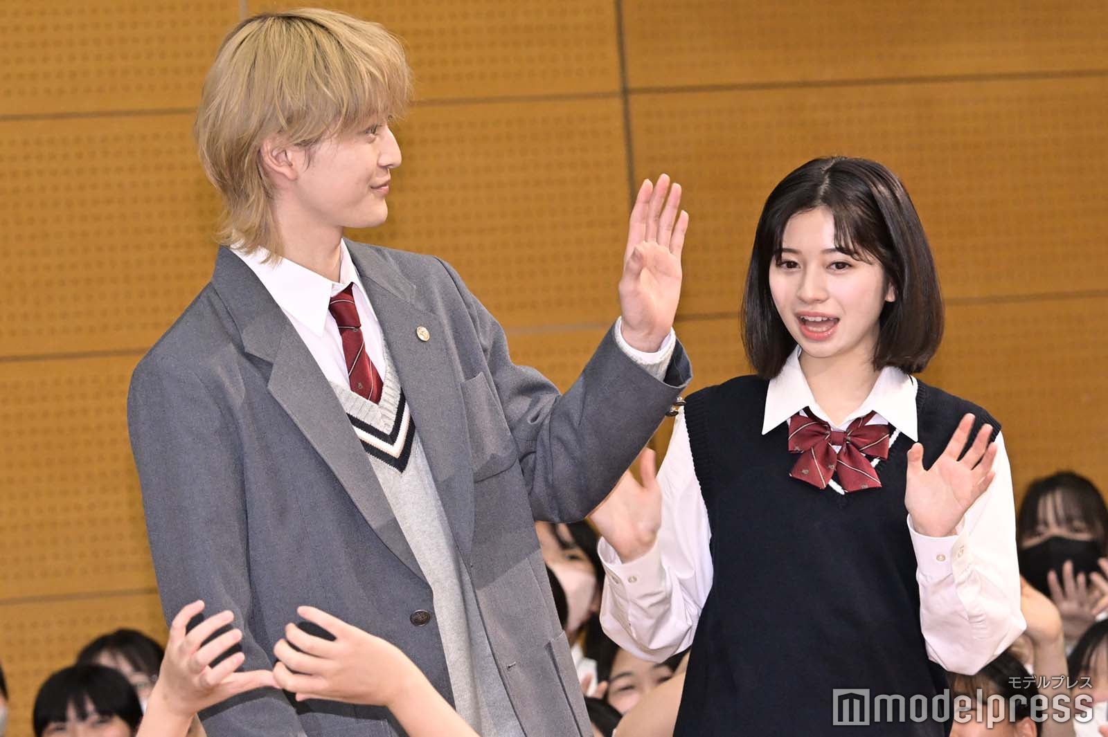 生徒に手を振る高橋文哉、桜田ひより（C）モデルプレス