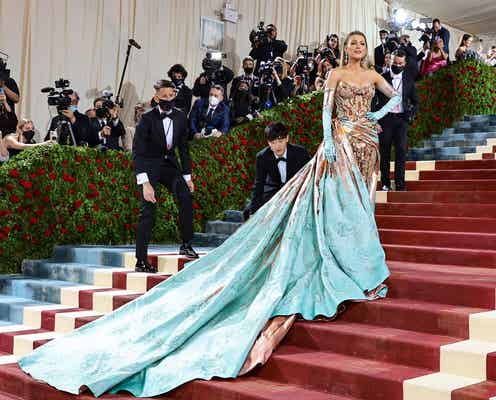 【メットガラ2022】ホストのブレイク・ライブリー、ドレスの色が変わるサプライズ 夫ライアン・レイノルズも拍手