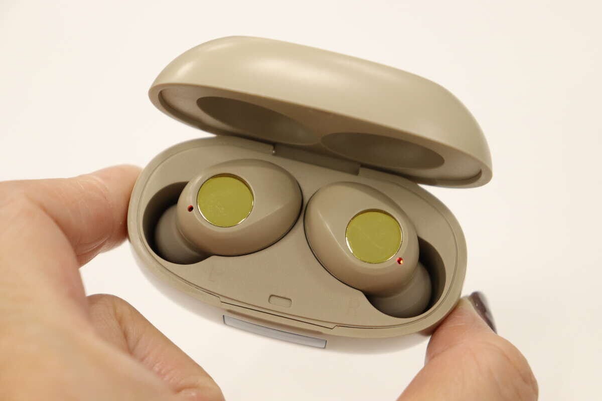 完全ワイヤレスイヤホン（ベージュ×ゴールドカラー）　LEDインジケーター点灯