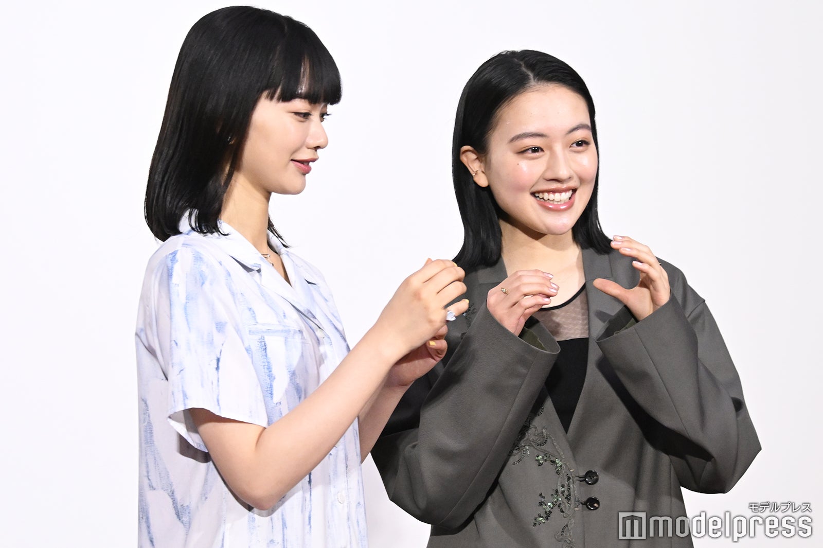 記者にハートポーズを求められる見上愛、上坂樹里（C）モデルプレス