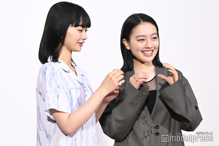 記者にハートポーズを求められる見上愛、上坂樹里(C)モデルプレス