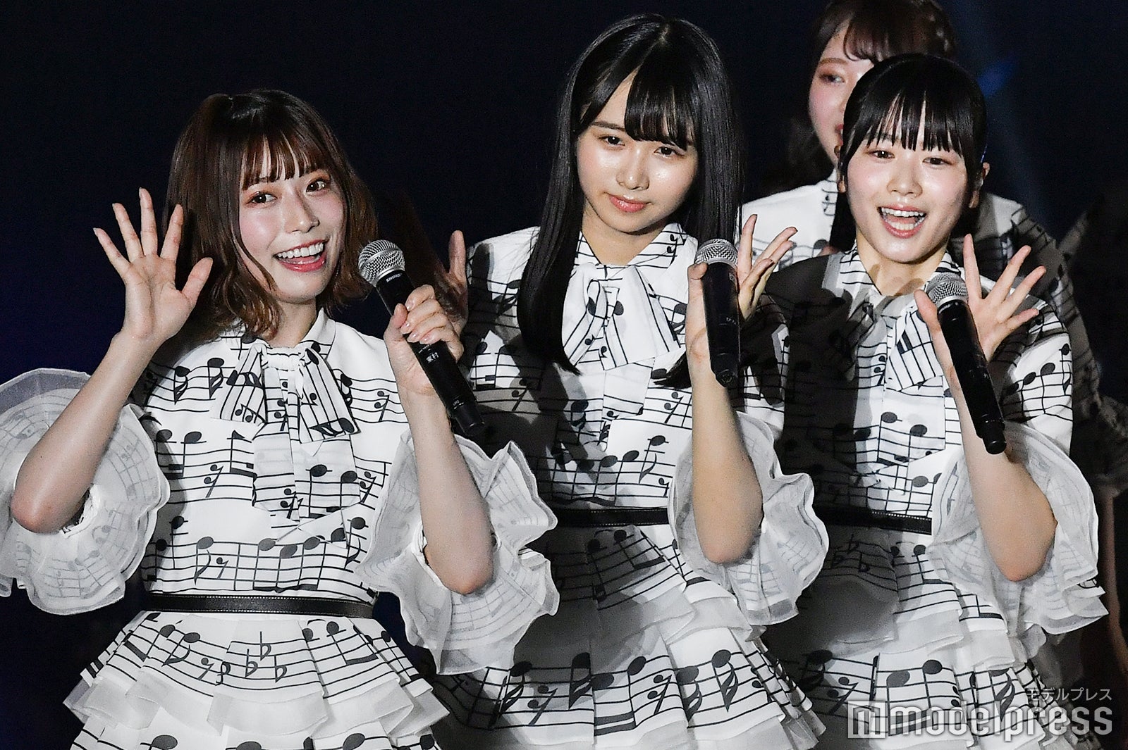 東村芽依、上村ひなの、丹生明里 （C）モデルプレス