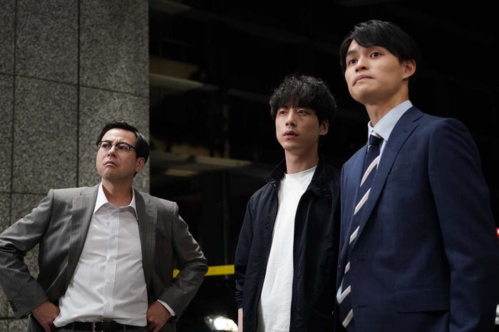 鈴木浩介、坂口健太郎、兵頭功海「CODE―願いの代償―」第1話より(C)読売テレビ・日本テレビ