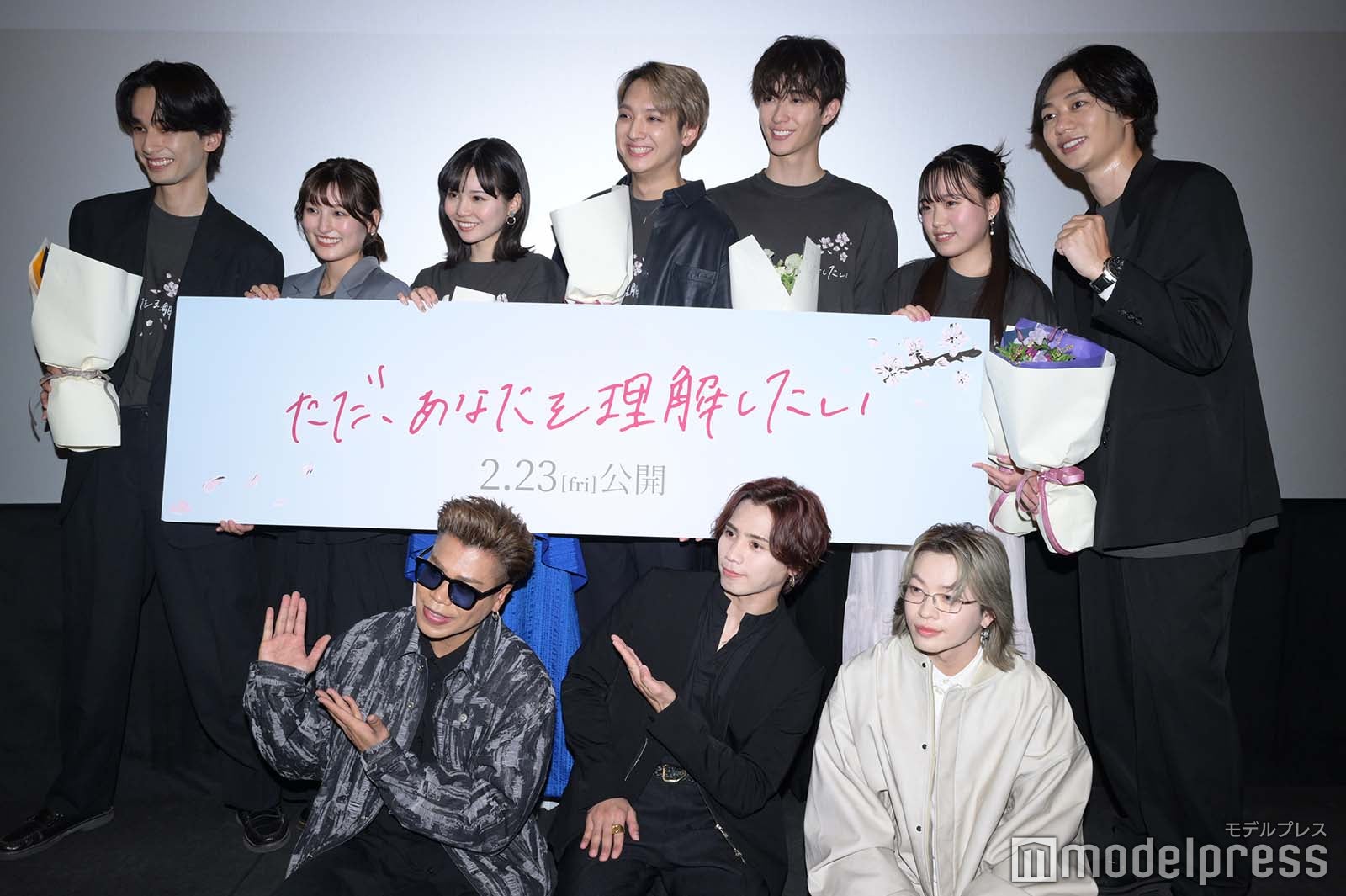 （後列左から）比嘉秀海、森高愛、新谷ゆづみ、鈴木昂秀、野村康太、伊藤千由李、碓井将大監督（前列左から）LIKIYA、神谷健太、山本彰吾（C）モデルプレス