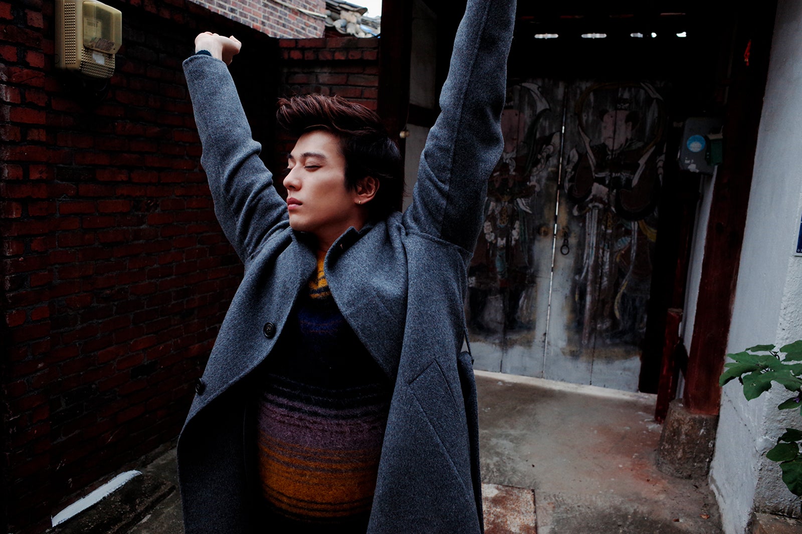  新田真剣佑「UP THE ROAD」（撮影：桑島智輝）幻冬舎