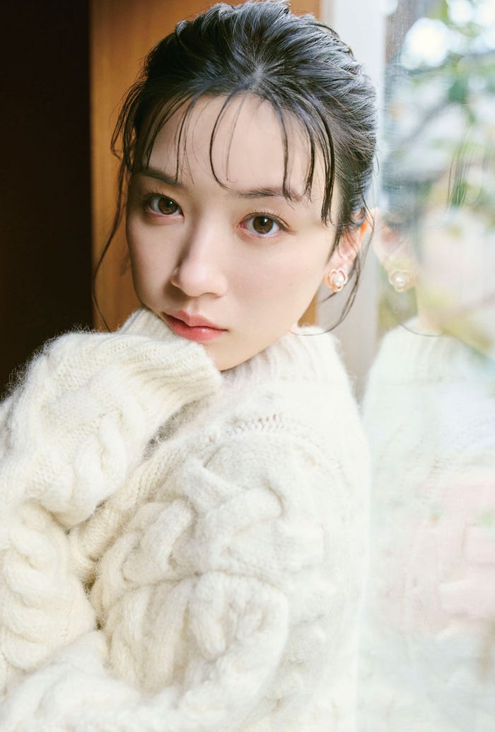 「永野芽郁オフィシャルカレンダー2025」MAILIVIS特典フォトカード(C)SDP