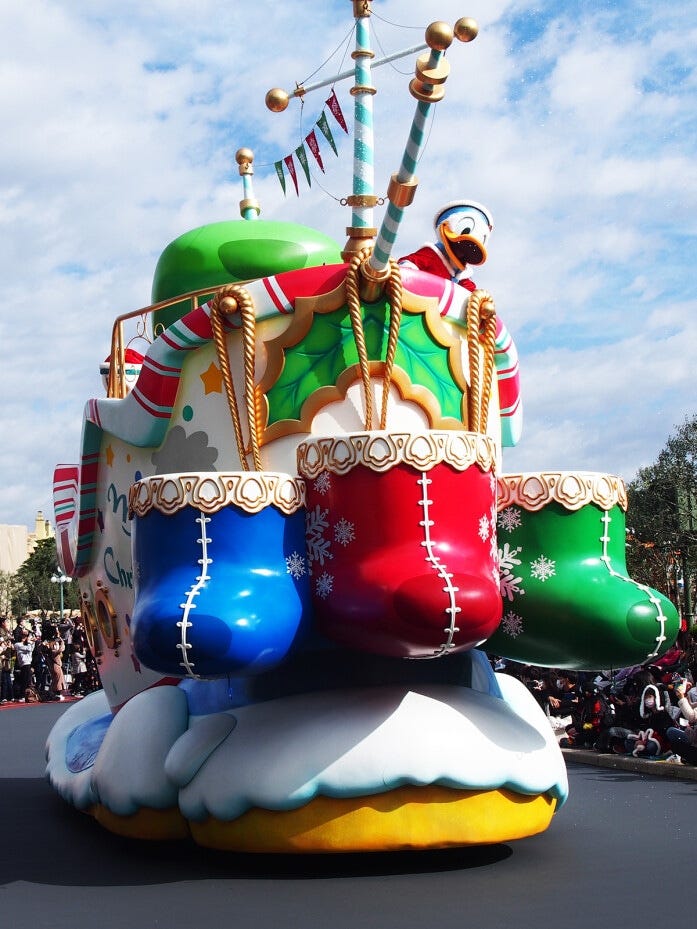 とっても可愛いフロートにのってやって来たのはドナルドダックファミリー。「クリスマスといえばごちそう」と言いながらクッキーを持っている姿がキュート