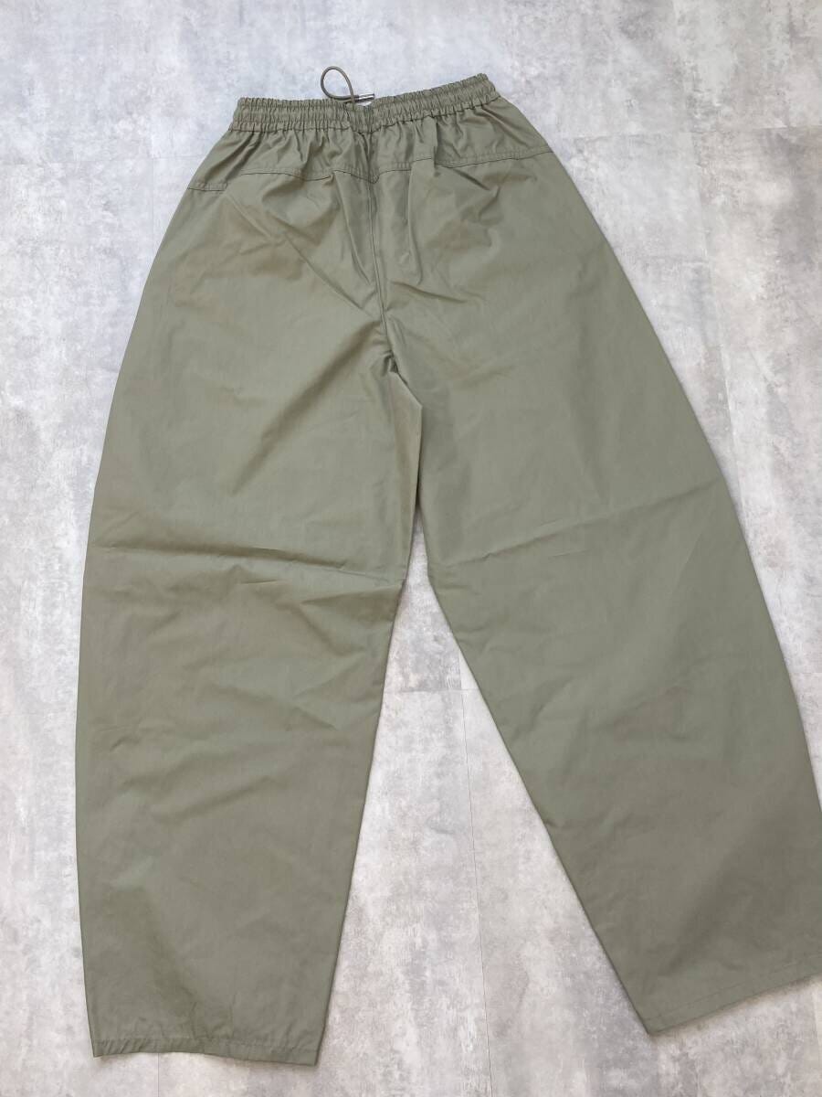 GU　GIRLSドライイージーバレルレッグパンツ　着こなしポイント
